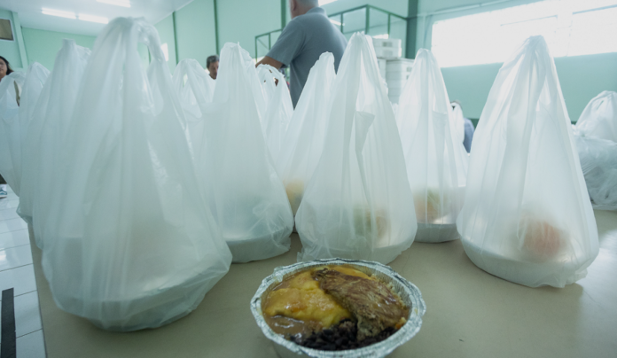 Distribuição de marmitas em Canoas: de segunda a sexta-feira, o restaurante popular entrega 240 refeições para moradores