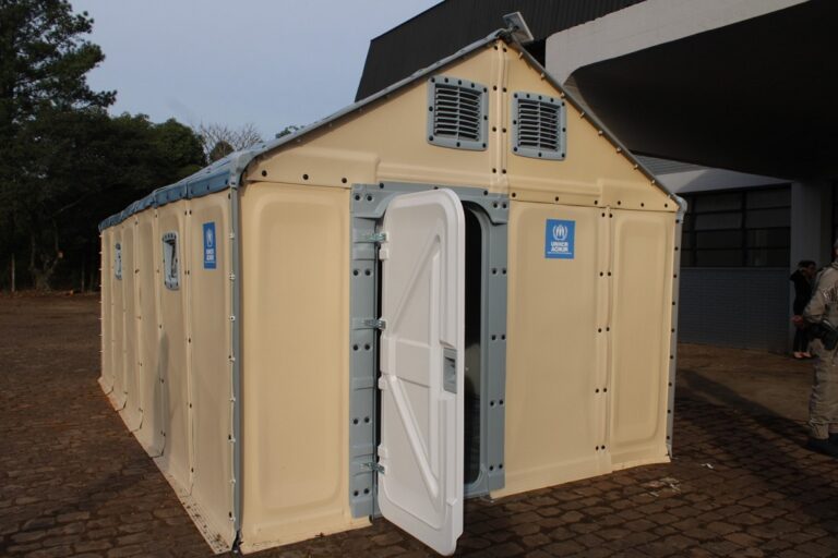 Canoas terá dois Centros Humanitários de Acolhimento para vítimas da enchente. Em um deles, próximo a REFAP, a primeira casa pré-moldada já está pronta e foi apresentada para a população nesta quinta-feira (2) em um ato com o vice-governador Gabriel Souza e o prefeito, Jairo Jorge.