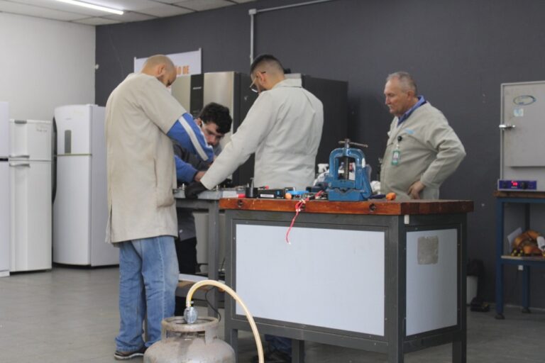 O Serviço Nacional de Aprendizagem Industrial (Senai-RS) está consertando geladeiras e fogões de vítimas da enchente em Canoas. O serviço gratuito começou a ser realizado na cidade em 13 de maio.