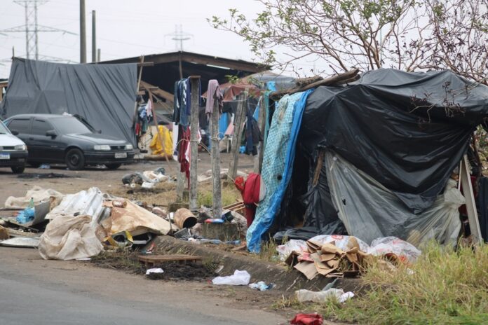 Cerca de oito famílias estão vivendo nas margens da BR-386. Eles residiam na beira da rodovia e tiveram suas casas destruídas pela enchente em Canoas.