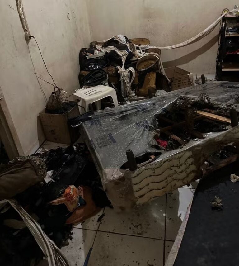 Uma mulher morreu na última terça-feira (11) após seu companheiro invadir sua casa e explodir o local. De acordo com o Delegado do caso, o homem, identificado como José Anderson Ferreira Chagas, entrou em casa, fechou a porta, liberou o gás e acendeu um fósforo ou isqueiro, levando a casa à explodir.