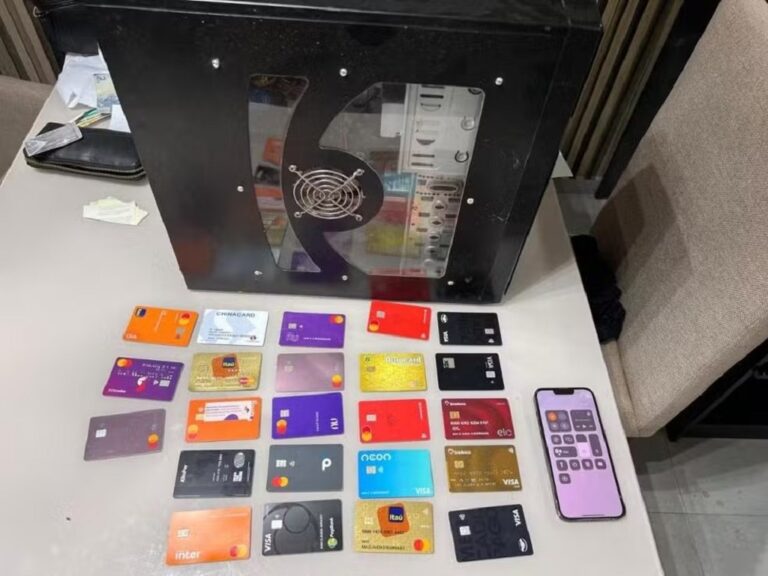 A Polícia Civil investiga duas mulheres por aplicarem um golpe de mais de R$1 milhão em uma idosa de 80 anos, e utilizarem o dinheiro em jogos online de apostas A idosa é de  Cuiabá, no Mato Grosso. 