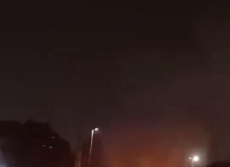 Um incêndio consumiu um carro na noite da última terça-feira (11) em Canoas. A ocorrência foi na Avenida Guilherme Schell, no bairro Industrial.