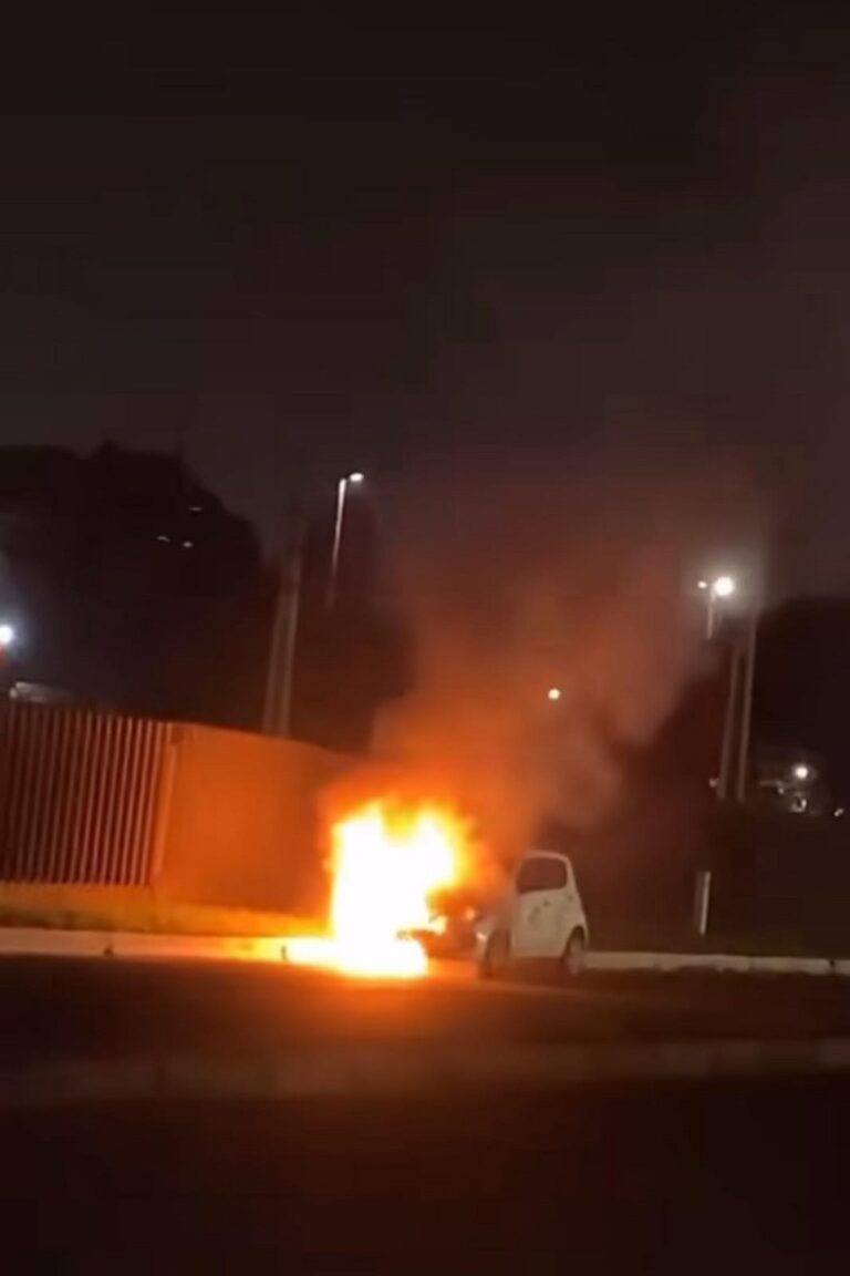 Um incêndio consumiu um carro na noite da última terça-feira (11) em Canoas. A ocorrência foi na Avenida Guilherme Schell, no bairro Industrial.
