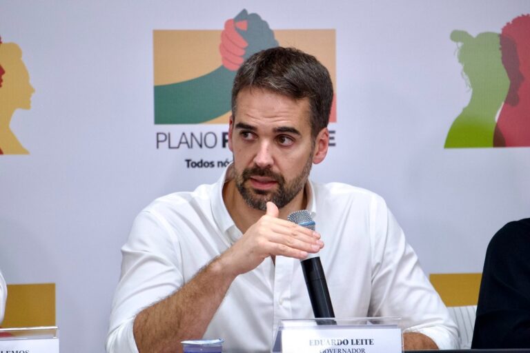 O governo do Rio Grande do Sul anunciou, nesta sexta-feira (7), a compra de 500 casas temporárias para pessoas que perderam as suas casas nas últimas enchentes.  O investimento será de R$ 66,7 milhões.