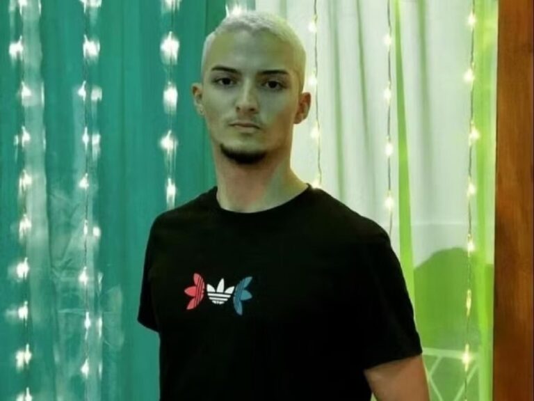 Um homem encontrou o corpo de um jovem dentro de um saco em uma vila do Rio de Janeiro, na última segunda-feira (10). A suspeita é que seja o corpo de Caio da Silva Rondão, que estava desaparecido desde dia nove de fevereiro, dias de carnaval. 