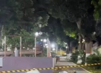 Sete pessoas foram mortas e duas ficaram feridas após criminosos passarem e atirarem em uma praça no centro da cidade de Viçosa do Ceará, na última quinta-feira (20). 