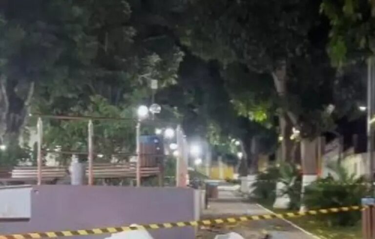 Sete pessoas foram mortas e duas ficaram feridas após criminosos passarem e atirarem em uma praça no centro da cidade de Viçosa do Ceará, na última quinta-feira (20). 