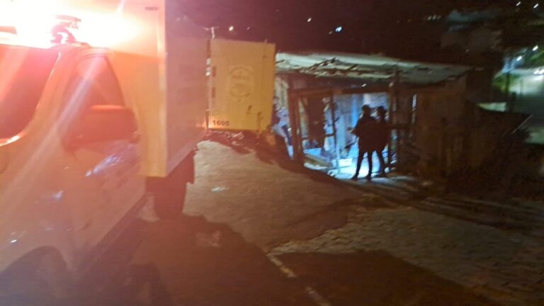 A Polícia Civil confirmou a identidade de William Araújo, 29 anos, como vítima de tiros. O caso aconteceu na frente de uma residência no bairro Euzébio Beltrão de Queiroz, em Caxias do Sul.