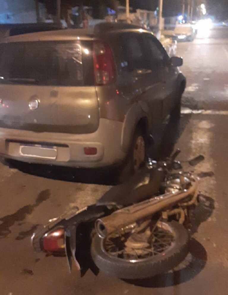 Um motociclista ficou ferido após colisão com um carro na noite da última quinta-feira (13) em Canoas. A ocorrência foi na esquina das ruas Itajaí e Itália, no bairro Niterói.