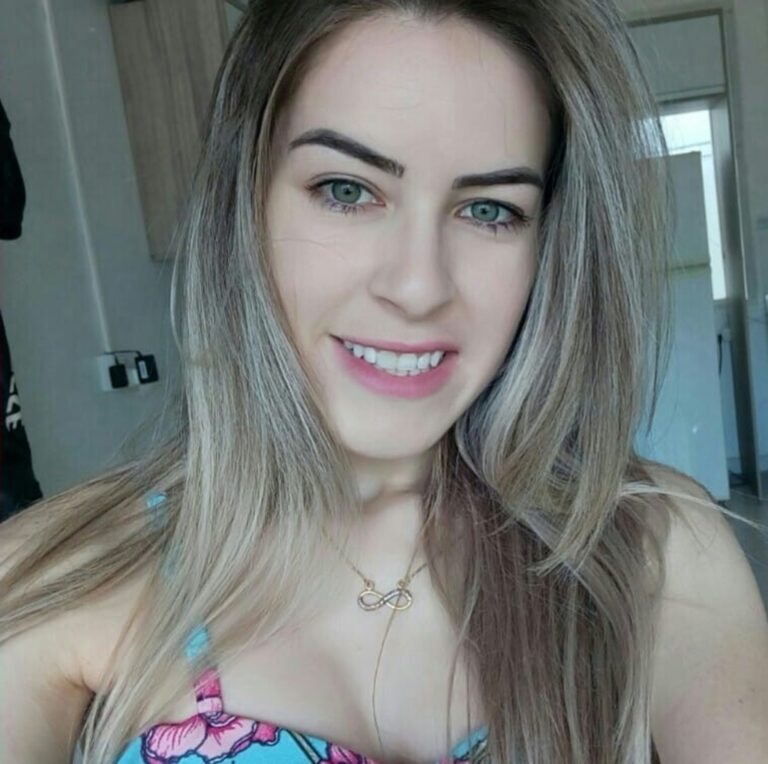 A polícia encontrou o corpo de Camila Bruni, de 30 anos, na avenida Doutor José Montaury, em Veranópolis, na Região Nordeste do Rio Grande do Sul.