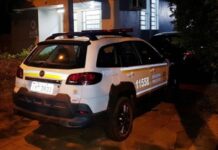 Uma mulher de 24 anos foi morta com mais de 10 tiros dentro de uma residência, em Santa Maria. Ela foi identificada como Giovana da Silva Martins.