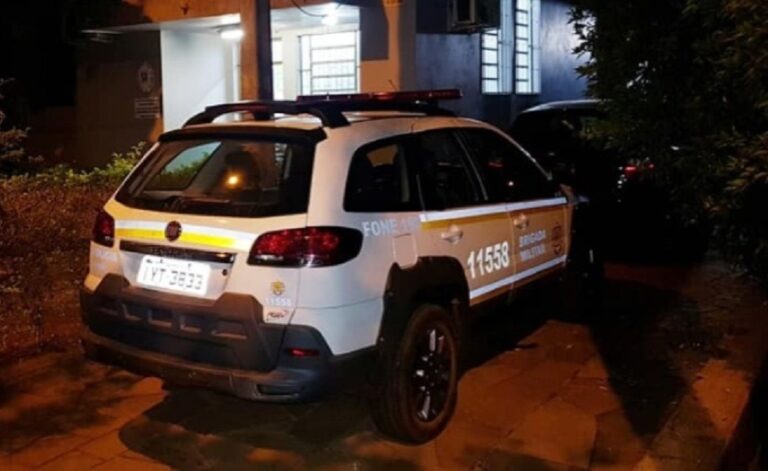 Uma mulher de 24 anos foi morta com mais de 10 tiros dentro de uma residência, em Santa Maria. Ela foi identificada como Giovana da Silva Martins.