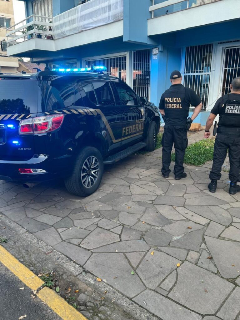 A Polícia Federal (PF) deflagrou na manhã desta sexta-feira (14) uma operação para combater crimes licitatórios e de corrupção que teriam sido praticados na Secretaria Municipal de Educação em Canoas. Ofensiva semelhante também ocorre em Eldorado Sul.