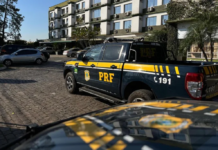 A Polícia Rodoviária Federal montou um gabinete de crise dentro de um hotel em Canoas. A sede da instituição foi atingida pela enchente.