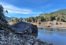 A ponte sobre o Rio Caí, na BR-116, entre Caxias do Sul e Nova Petrópolis foi demolida por duas toneladas de dinamite.