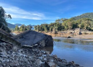 A ponte sobre o Rio Caí, na BR-116, entre Caxias do Sul e Nova Petrópolis foi demolida por duas toneladas de dinamite.