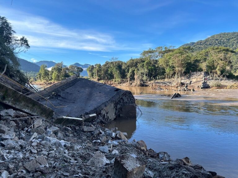 A ponte sobre o Rio Caí, na BR-116, entre Caxias do Sul e Nova Petrópolis foi demolida por duas toneladas de dinamite.