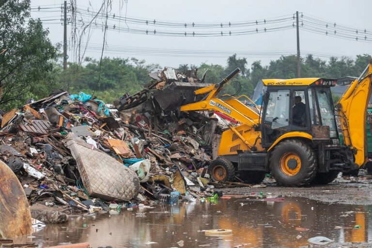 Durante coletiva de imprensa, a Prefeitura de Canoas anunciou a ampliação do maquinário que faz a limpeza nos bairros atingidos pela enchente.