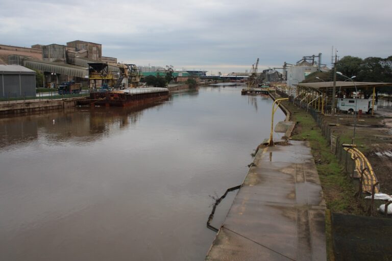 O nível do Rio Gravataí está perto de atingir a cota de inundação. A medição divulgada às pelo SGB aponta que o rio está em 4,73cm