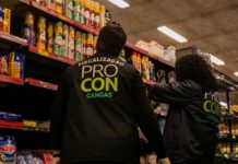 Mais um supermercado em Canoas foi interditado vendendo produtos vencidos e sujos que ficaram submersos na enchente de maio.