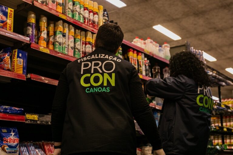 Mais um supermercado em Canoas foi interditado vendendo produtos vencidos e sujos que ficaram submersos na enchente de maio.