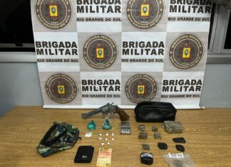 Um traficante foi preso fazendo tele-entrega de drogas no bairro Guajuviras, em Canoas. A ação foi realizada pelos policiais do 15° Batalhão de Polícia Militar (15° BPM).