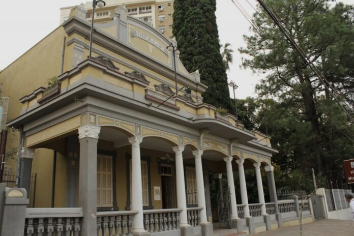 Uma casa rica em história e generosidade para a difusão e formação da arte em suas várias linguagens. Assim é a Casa das Artes Villa Mimosa.