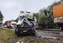 Acidente entre caminhão e carreta na BR-386 deixa um morto