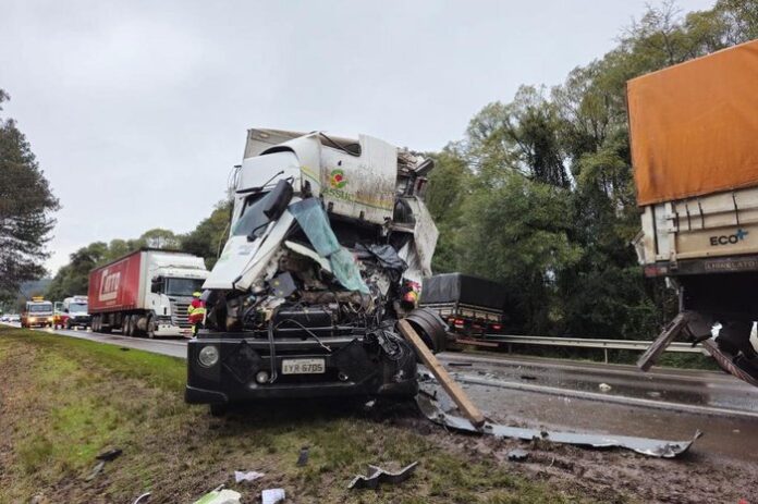 Acidente entre caminhão e carreta na BR-386 deixa um morto