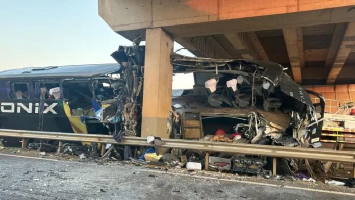 Um acidente com ônibus deixou 10 pessoas mortas na manhã desta sexta-feira (5). A ocorrência foi na rodovia SP-127, em Itapetininga