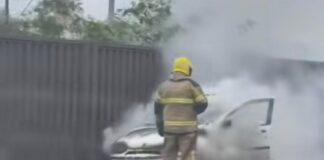 Bombeiros combatem incêndio na BR-116 em Canoas. Ninguém ficou ferido. As circunstâncias do fogo ainda são desconhecidas.