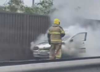 Bombeiros combatem incêndio na BR-116 em Canoas. Ninguém ficou ferido. As circunstâncias do fogo ainda são desconhecidas.