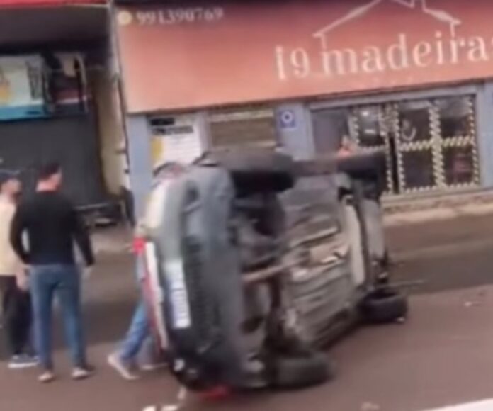 Um carro capotou em um acidente na BR-116, em Canoas, na altura no bairro Niterói. A ocorrência aconteceu no início da tarde desta terça-feira (16).