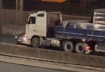Um carro foi arrastado por uma carreta na BR-116, em Canoas. A ocorrência foi na noite da última terça-feira (2).