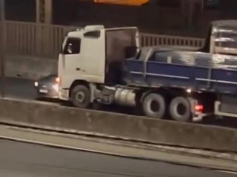 Um carro foi arrastado por uma carreta na BR-116, em Canoas. A ocorrência foi na noite da última terça-feira (2).
