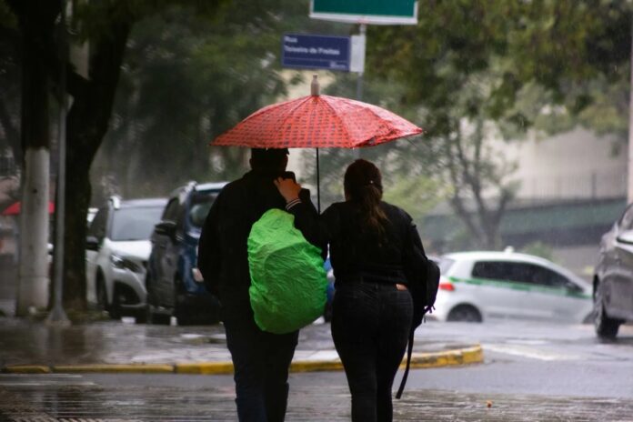 Chuva volta neste final de semana em Canoas e frio perde força. A mudança é causada por uma região de baixa pressão combinada com umidade