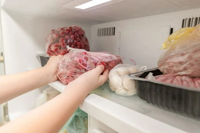 Como descongelar carne de forma rápida e fácil? Quem nunca se fez essa pergunta após esquecer de tirar a carne do congelador