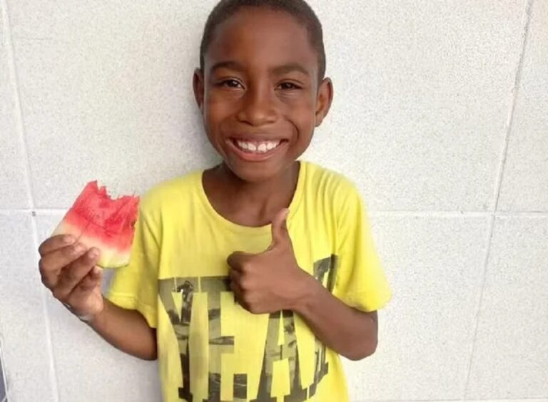 Uma criança de sete anos, foi esfaqueada pelo padrasto na tentativa de salvar a mãe de agressão em Salvador, no último sábado (29).