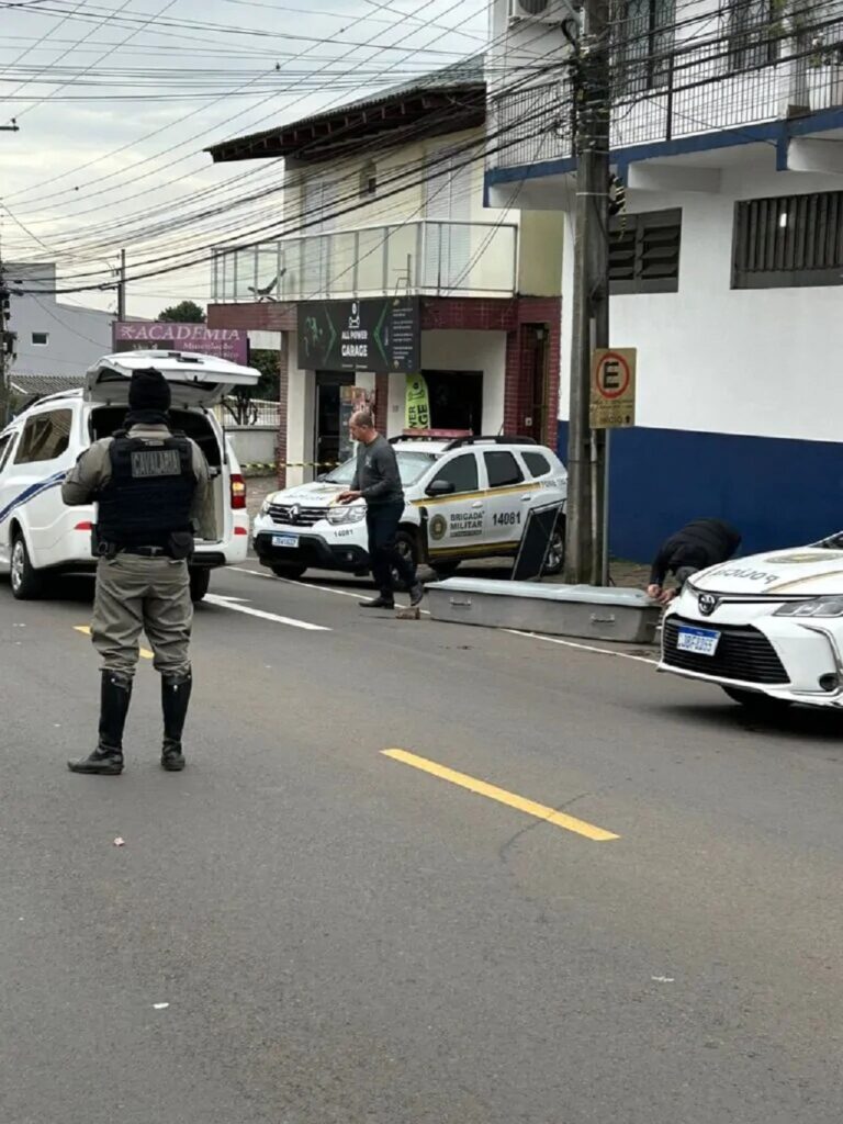 Criminoso é morto a tiros por cliente que reagiu a tentativa de assalto, outro conseguiu fugir. Ele não teve o nome divulgado.