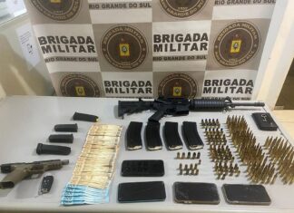 Criminosos são presos com fuzil, pistola e munições em Canoas. ação foi realizada pelos policiais do 15° BPM com o apoio do 32° BPM de Parobé. 