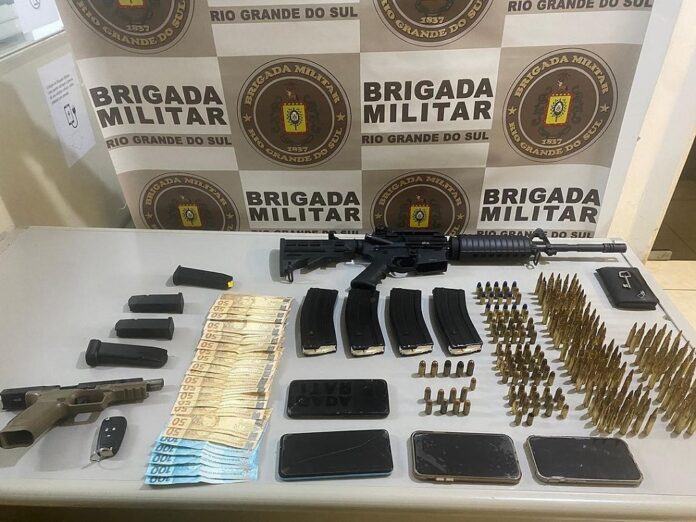 Criminosos são presos com fuzil, pistola e munições em Canoas. ação foi realizada pelos policiais do 15° BPM com o apoio do 32° BPM de Parobé. 