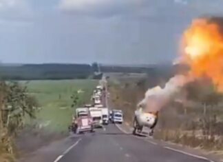 Explosão de caminhão-tanque: vídeo mostra o exato momento do acidente. De forma preliminar, pelo menos, duas pessoas ficaram feridas