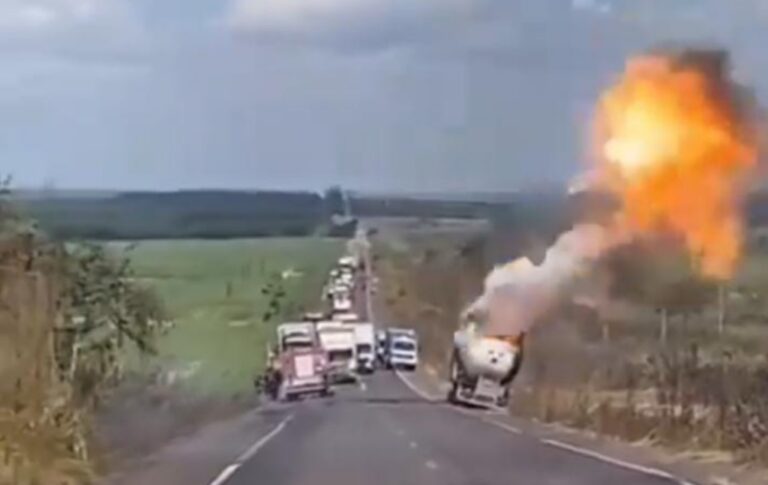Explosão de caminhão-tanque: vídeo mostra o exato momento do acidente. De forma preliminar, pelo menos, duas pessoas ficaram feridas
