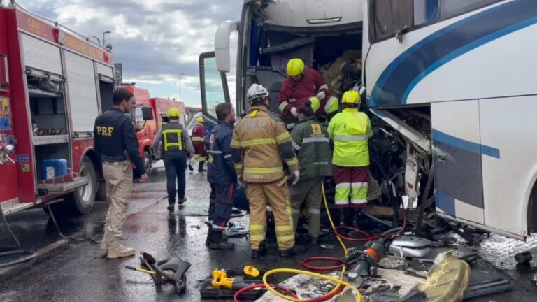 Nove pessoas ficam feridas após colisão traseira entre dois ônibus na BR-290