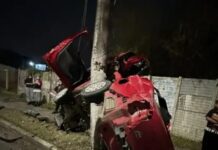 Homem morre após bater em poste. Um homem morreu após colidir com um poste na madrugada desta sexta-feira (12) em Porto Alegre.