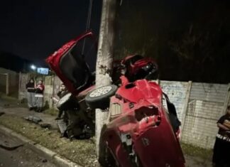 Homem morre após bater em poste. Um homem morreu após colidir com um poste na madrugada desta sexta-feira (12) em Porto Alegre.
