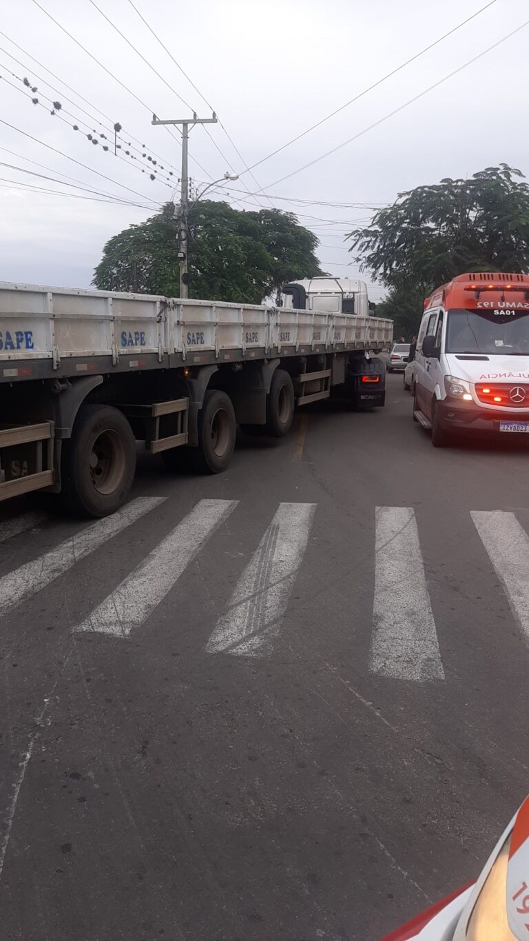 Um idoso foi atropelado por um caminhão em Canoas. O acidente foi na manhã desta quarta-feira (3) no bairro Niterói.