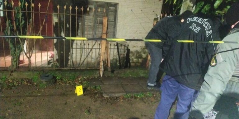 Idoso é encontrado morto dentro de casa com marcas de tiros. A ocorrência também foi atendida pela BM e IGP.