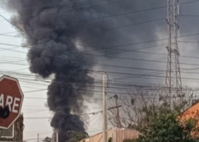 Moradores reclamam do cheiro da fumaça de incêndio em Canoas